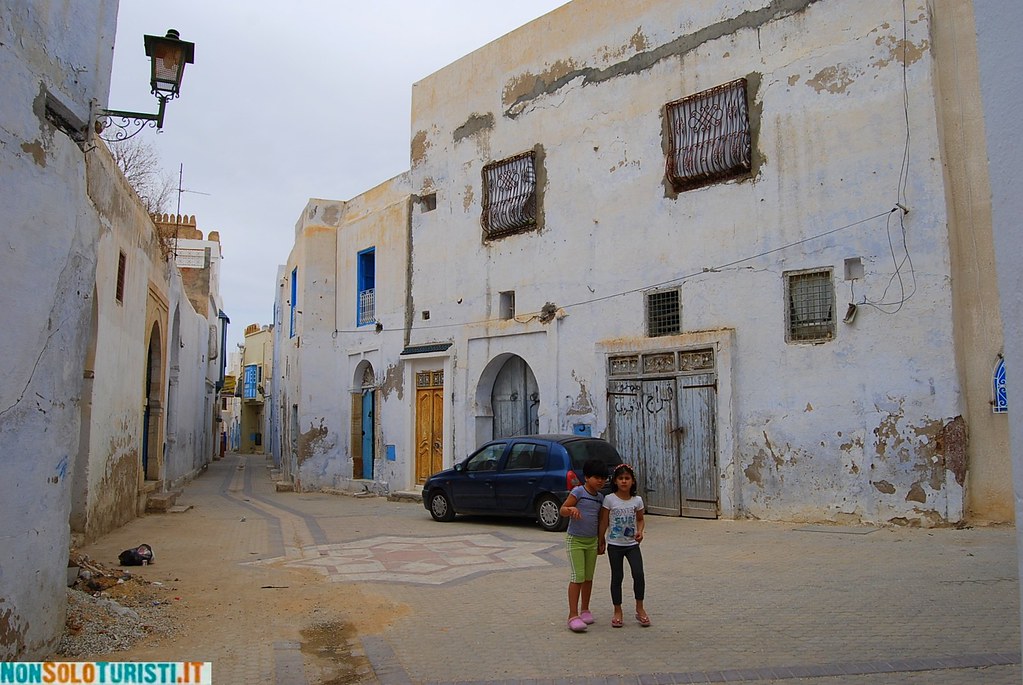 Voiture sur route en Tunisie avec paysages côtiers et désertiques lors d'un road trip de 7 jours