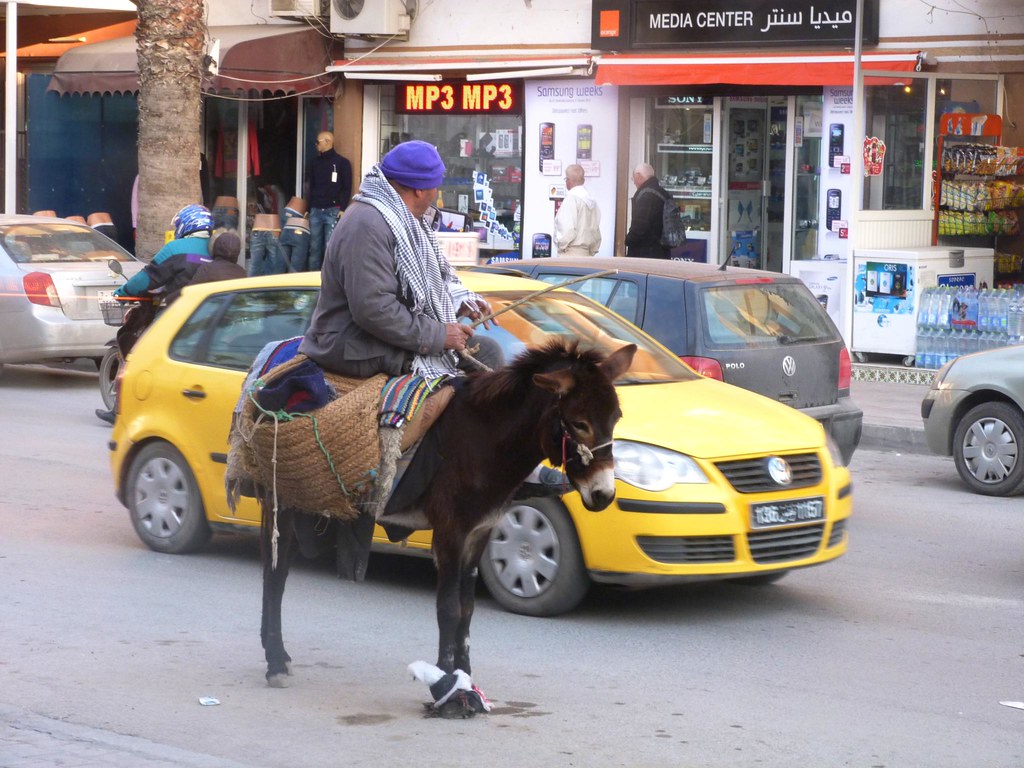 Voiture de location en Tunisie avec clés sur le tableau de bord quand réserver